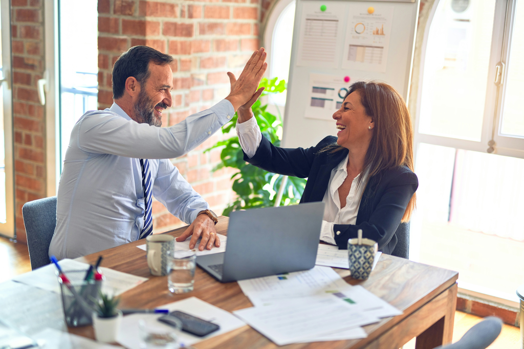 Feedback, das motiviert: 7 Schritte zu Mitarbeiterbewertungen, die wirklich gelesen werden