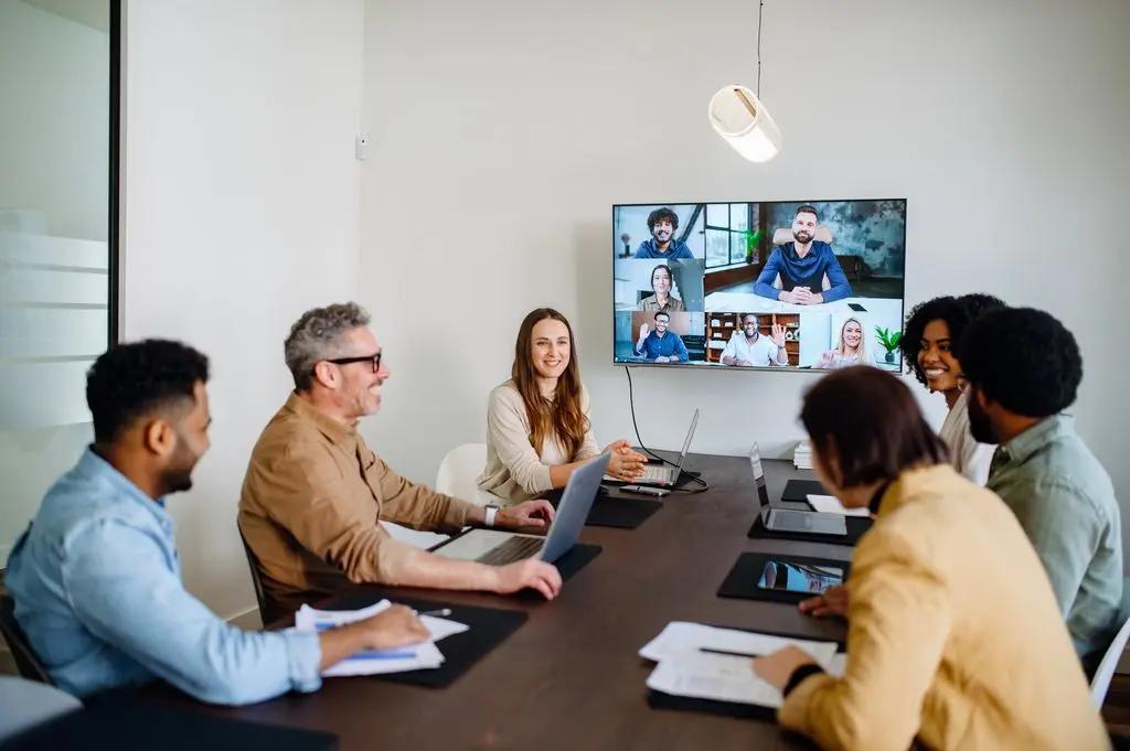 8 erfolgreiche Strategien für Hybride Kommunikation im Unternehmen