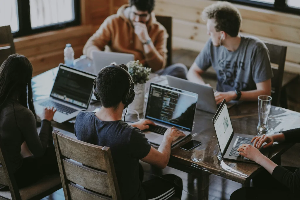 10 unverzichtbare Onboarding-Tools für das Onboarding neuer Mitarbeiter 10 unverzichtbare Onboarding-Tools für das Onboarding neuer Mitarbeiter