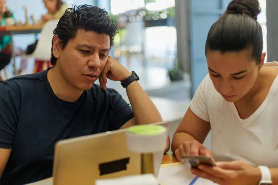 Projektrisiken früh erkennen: 8 Warnsignale, bevor Termine kippen